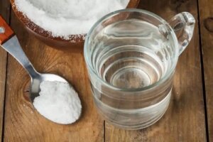 Gargară cu bicarbonat de sodiu și apă pentru durerea în gât
