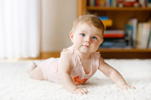 Importanța târâtului în dezvoltarea bebelușilor