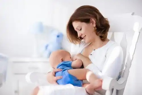 Când se poate întoarce o mamă la muncă dacă are un bebeluș