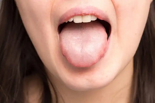 Femeie cu limba scoasă
