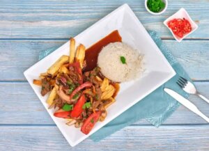 Rețetă tradițională peruană de lomo saltado
