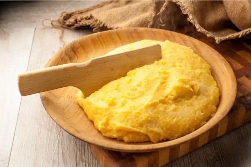 Mămăligă caldă