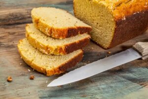 Pâine keto cu făină de cocos și puține calorii: rețetă ușoară