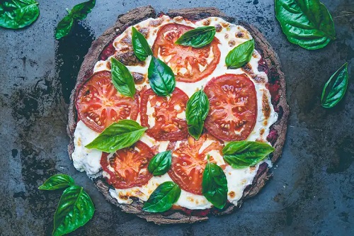 Pizza bolognese cu făină neagră