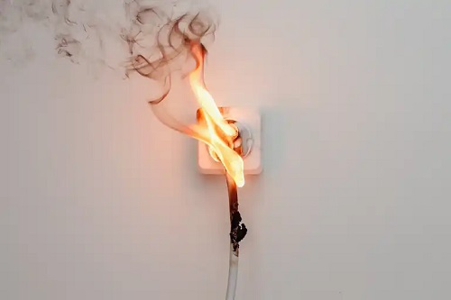 Priză care a luat foc