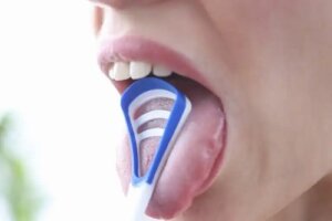 Răzuirea limbii are beneficii pentru sănătate?