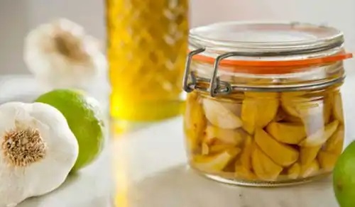 Remedii naturale pentru a calma mâncărimile urechii cu usturoi