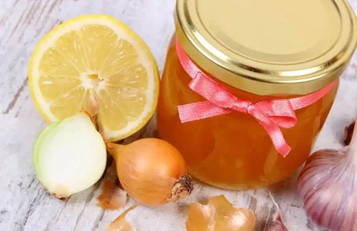 Remediu ce include mierea și ceapa pentru tuse