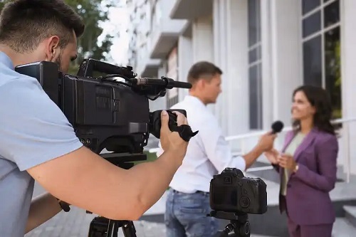 Reporter care vorbește despre importanța libertății de exprimare și de gândire