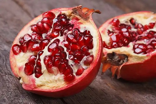 Rodie tăiată în jumătate