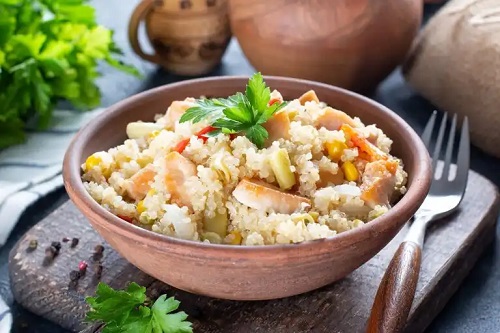 Salată de quinoa cu pui și legume: rețetă ușoară și sănătoasă