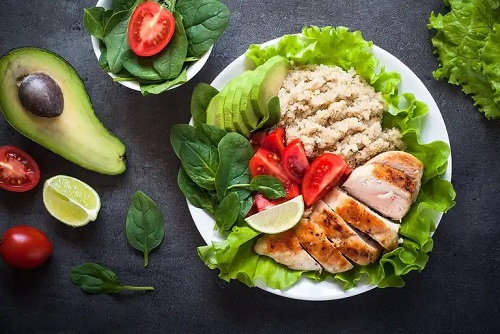 Rețetă de salată de quinoa cu pui și legume