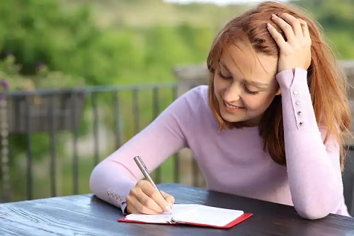 Tânără care completează un Bullet Journal