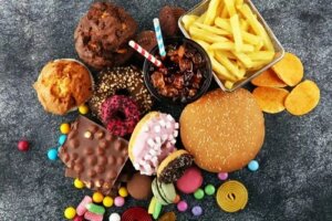 Există alimente care accelerează îmbătrânirea?