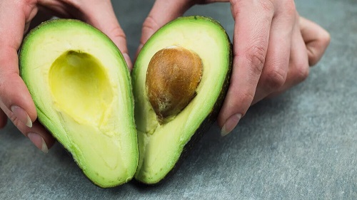 Avocado tăiat în jumătate
