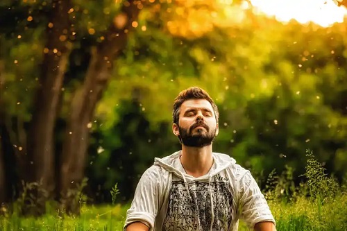 Bărbat care simte relația dintre budism și mindfulness