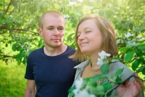 De ce unii bărbați se întâlnesc cu femei în vârstă?