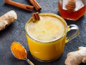 Băutura vindecătoare cu ghimbir, scorțișoară și turmeric
