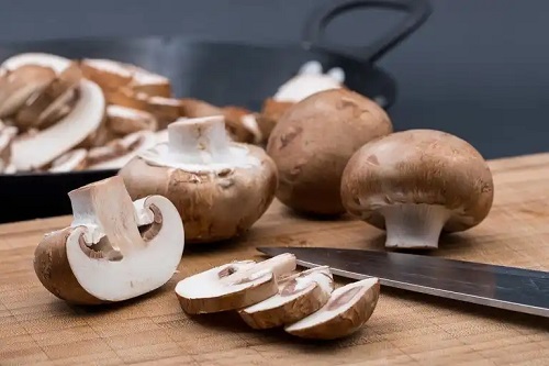 Ciperci crude tăiate