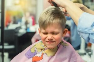 Copilul nu vrea să se tundă: 9 sfaturi pentru a depăși frica