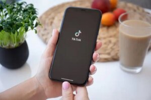 Dietele de pe TikTok: de ce pot fi dăunătoare?