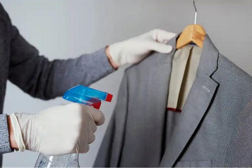 Persoană care știe cum se elimină cutele fără fier de călcat