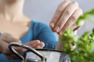 Sfaturi pentru a elimina sarea din alimentație