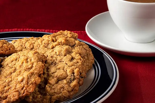 Farfurie cu biscuiți moscovitas cu migdale