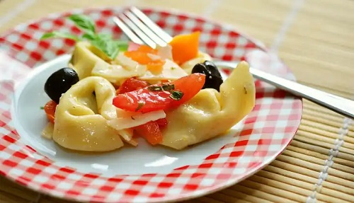 Farfurie cu salata tortellini antipasto