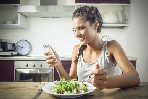 Fată ce urmărește dietele de pe TikTok
