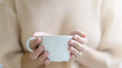 Femeie care consumă băutura vindecătoare cu ghimbir