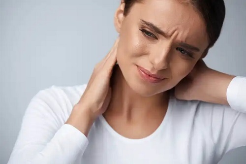 Femeie cu durere de gât