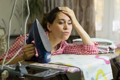 Femeie care știe câtă energie consumă un fier de călcat