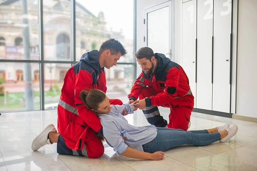 Femeie care primește îngriire medicală