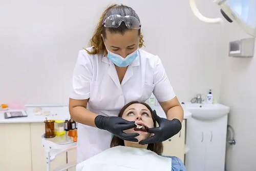 Medic dentist cu un pacient