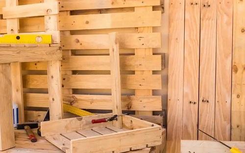 Paleți din lemn folosiți la mobilier