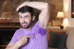 Trucul de pe TikTok pentru a scăpa de petele de transpirație de pe haine