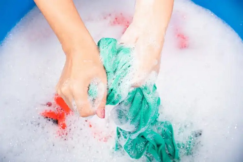 Petele de transpirație de pe haine ies la spălarea manuală