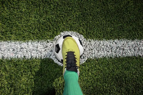 Picior pe minge de fotbal