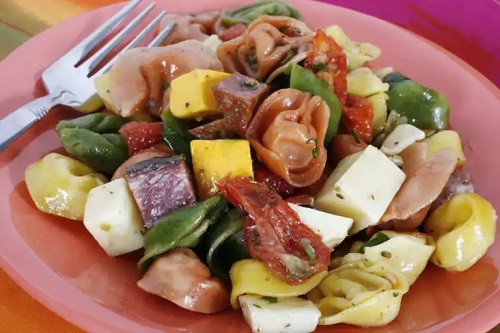 Cum se prepară salata tortellini antipasto?