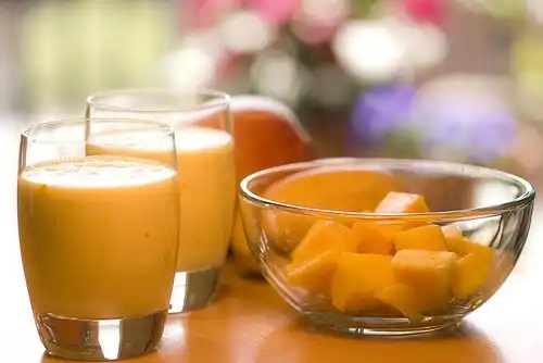 Smoothie-uri pentru a slabi ușor cu bucăți de mango