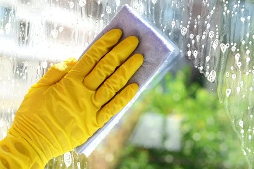 Spălarea geamurilor cu detergent