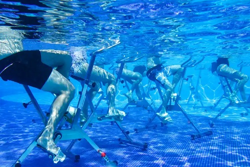 Sporturi de încercat vara în piscină