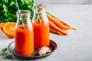 Suc detoxifiant de portocale, morcovi și ghimbir