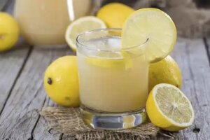 Smoothie-uri și sucuri naturale pentru indigestie