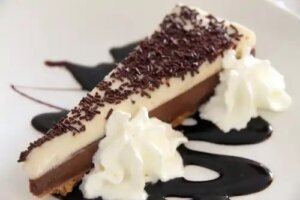 Tort cu trei feluri de ciocolată