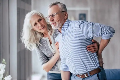Bărbat care are nevoie de tratamentul sacroiliitei