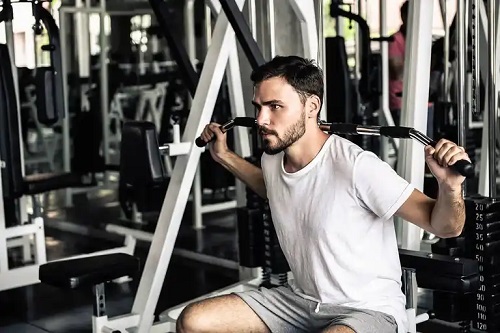Bărbat care folosește trucuri mintale pentru a îmbunătăți performanța sportivă