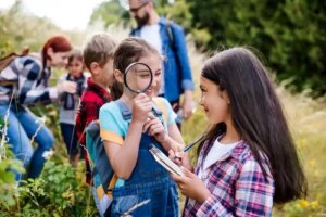 Beneficiile științei pentru copii: curiozitate și explorare