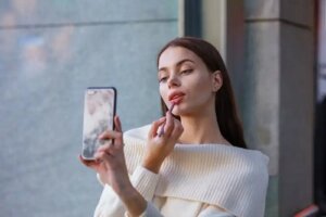 Buzele voluminoase din machiaj: Pouty Lips pe TikTok